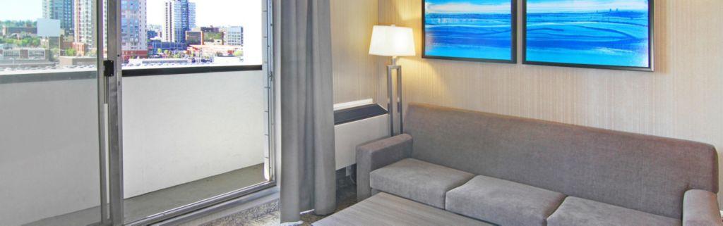 Holiday Inn Express And Suites Calgary By Ihg Exterior photo