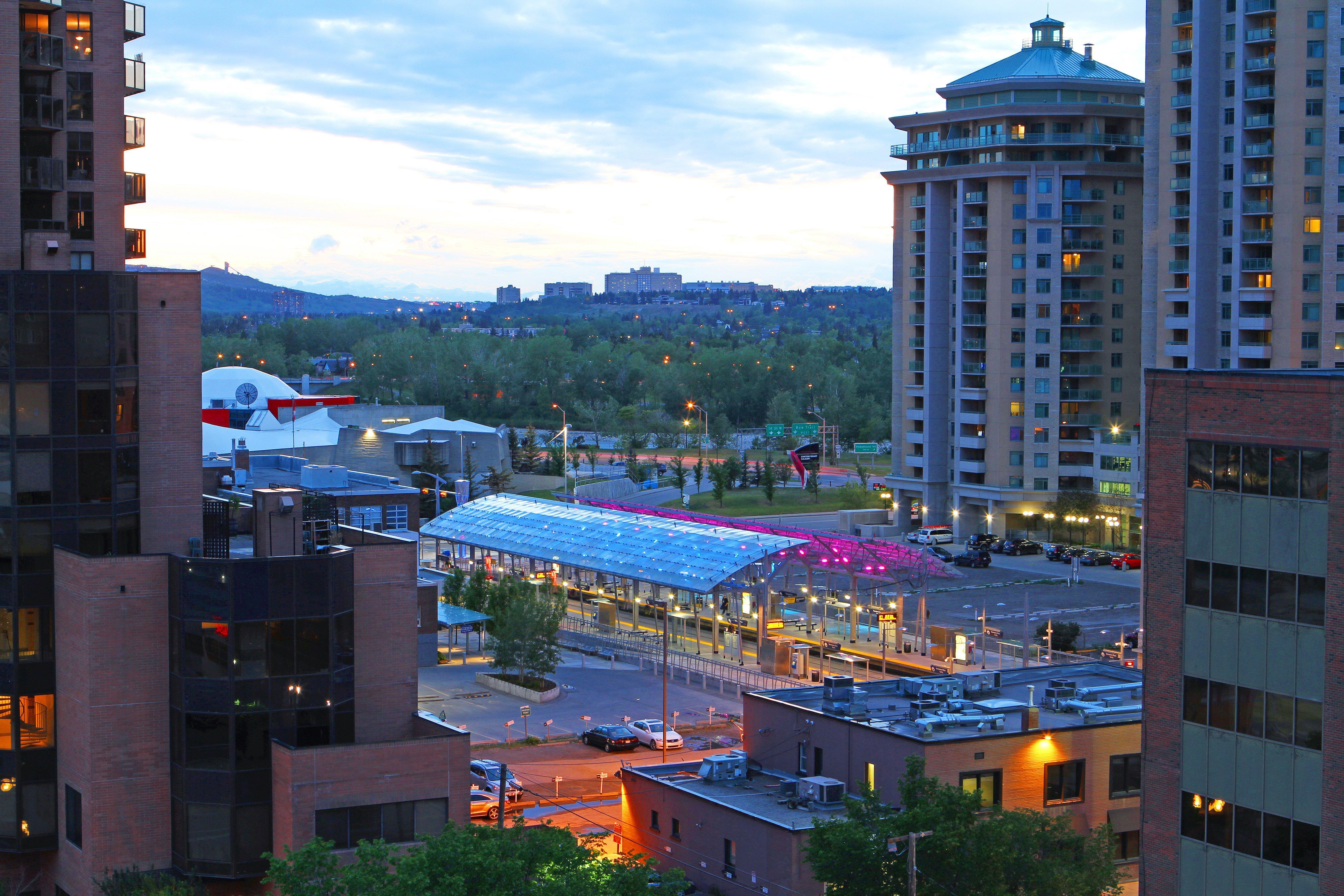 Holiday Inn Express And Suites Calgary By Ihg Exterior photo