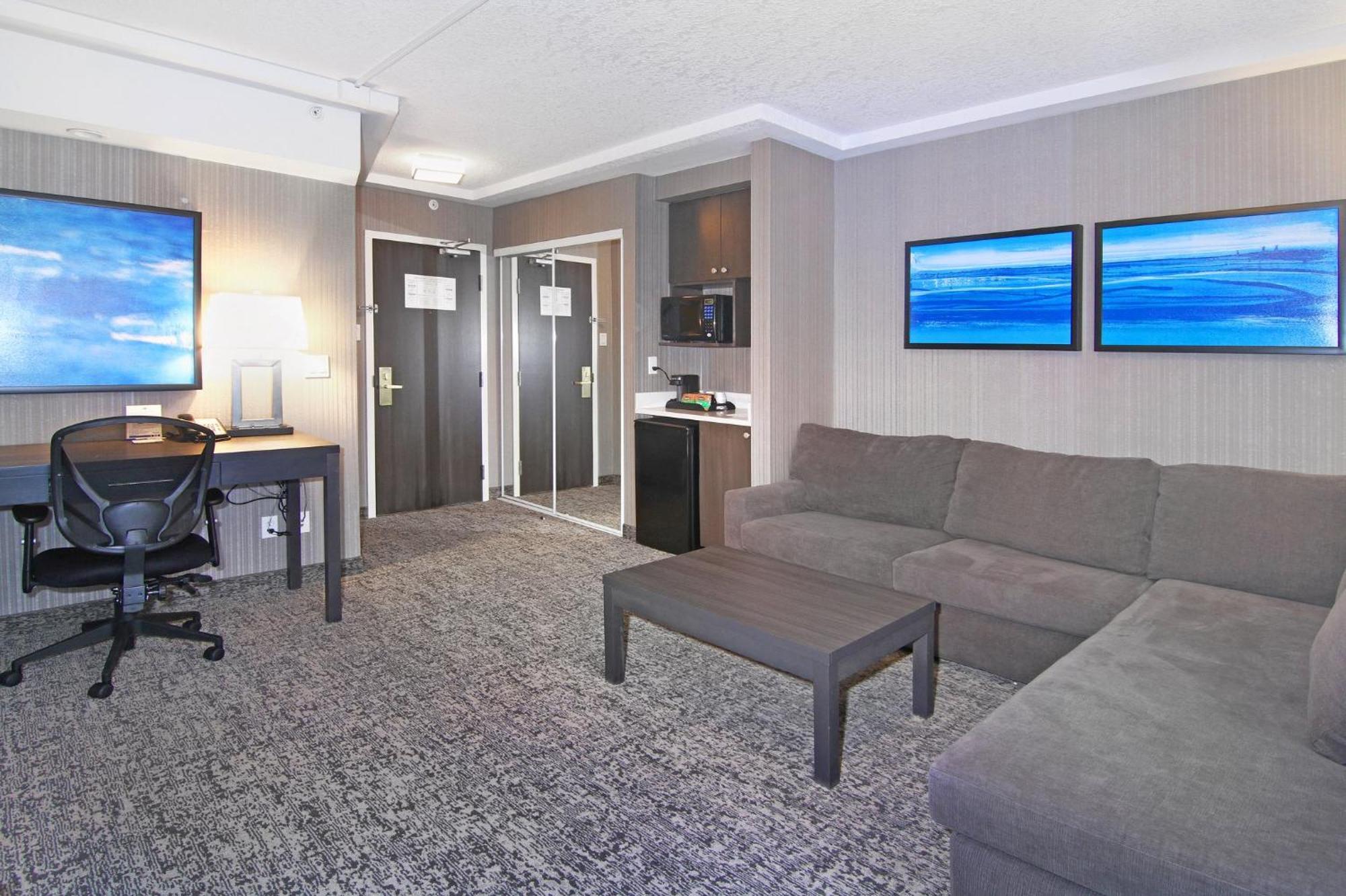 Holiday Inn Express And Suites Calgary By Ihg Exterior photo