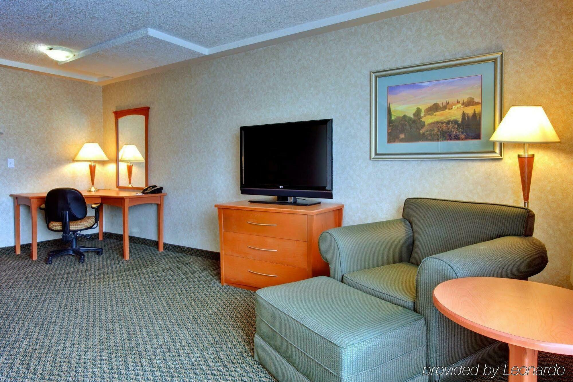 Holiday Inn Express And Suites Calgary By Ihg Room photo